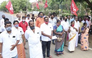 திருச்சியில் AITUC, MAVS தரைகடை, சிறுகடை வியாபாரிகள் கலெக்டரிடம் மனு