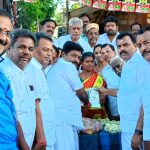 அம்மா பேரவை சார்பாக அதிமுக சாதனைகள் அடங்கிய துண்டு பிரசுரங்களை  மாவட்ட செயலாளர் சீனிவாசன் பொது மக்களுக்கு வழங்கினர்:-