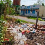 அங்கன்வாடி மையத்தின் அருகில் கொட்டப்படும் கழிவுகள் – நோய் தொற்று ஏற்படுமோ என்ற அச்சத்தில் பொதுமக்கள் – புகாரளிதும் நடவடிக்கை எடுக்காத அதிகாரிகள்:-