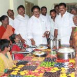 காங்கிரஸ் தலைவர் ராகுல் காந்தி எம்பி அவர்களின் பிறந்தநாளை முன்னிட்டு திருச்சி காங்கிரஸ் கமிட்டி மாவட்டத் தலைவர் ரெக்ஸ் தலைமையில் முதியோர் மற்றும் மாற்றுத் திறனாளிகளுக்கு முன்னாள் எம்பி திருநாவுக்கரசர் அன்னதானம் வழங்கினார்:-