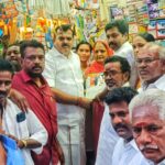 ஜெயலலிதா பேரவை மாவட்ட செயலாளர் என்ஜினியர் கார்த்திகேயன் ஏற்பாட்டில் வியாபாரிகளுக்கு அதிமுக சாதனை அடங்கிய துண்டு பிரசுரங்கள் வழங்கப்பட்டது.