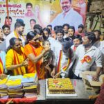 தவெக தலைவர் விஜய்யின் பிறந்த நாளை முன்னிட்டு உறையூர் 10வது வார்டு பகுதி நிர்வாகிகள் கேக் வெட்டி குழந்தைகளுக்கு நலத்திட்ட உதவிகள் வழங்கினர்:-