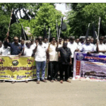 திருச்சியில் நெடுஞ் சாலைத்துறை பணியாளர்கள் கண்ணில் கருப்பு துணி கட்டி கையில் கருப்புக்கொடி ஏந்தி கண்டன ஆர்ப்பாட்டம் நடத்தினர்:-
