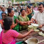 அம்மா பேரவை சார்பில்  அதிமுக ஆட்சியின் சாதனைகள் அடங்கிய துண்டு பிரசுரங்களை வியாபாரிகளுக்கு மாவட்ட செயலாளர் கார்த்திகேயன் வழங்கினார்.