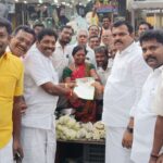 புரட்சித் தலைவி அம்மா பேரவை மாவட்ட செயலாளர் கார்த்திகேயன் ஏற்பாட்டில் அதிமுக அரசின் சாதனைகள் அடங்கிய துண்டு பிரசுரங்கள் பொதுமக்களுக்கு வழங்கப்பட்டது:-