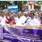 10-அம்ச கோரிக்கையை வலியுறுத்தி தமிழ்நாடு தொடக்கக்கல்வி ஆசிரியர் இயக்கங்களில் கூட்டு நடவடிக்கை குழுவினர் கலெக்டர் அலுவலகம் முன்பு மறியல் போராட்டத்தில் ஈடுபட்டதால் பரபரப்பு:-