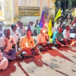 திருச்சியில் தீ பந்தம் ஏந்தி நெடுஞ் சாலைத்துறை பணியாளர்கள் தர்ணா போராட்டம்:-