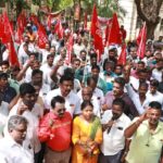 மத்திய அரசை கண்டித்து எஸ்ஆர்எம்யூ துணைப் பொதுச் செயலாளர் வீரசேகரன் தலைமையில் திருச்சியில் நடந்த கண்டன ஆர்ப்பாட்டம்:-