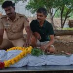 சாலை விபத்தில் பலியான பெண்ணின் உடலை போலீஸ் முன்னிலையில் நல்லடக்கம் செய்த சமூக ஆர்வலர்:-