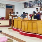 திருச்சி மாநகராட்சி கூட்டத்தில் தர்ணா போராட்டம் நடத்திய கவுன்சிலரால் பரபரப்பு:-