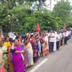 பல்வேறு கோரிக்கைகளை வலியுறுத்தி சிஐடியு தரைக்கடை தள்ளுவண்டி வியாபாரிகள் சங்கம் சார்பில் திருச்சி மாநகராட்சி அலுவலக முன்பு தொடர் முழக்க போராட்டம் இன்று நடைபெற்றது.