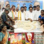 புல்வாமா தாக்குதலில் வீர மரணம் அடைந்த ராணுவ வீரர்கள் குடும்பத்திற்கு 1 லட்சம் காசோலையை காங்கிரஸ் கமிட்டி தலைவர் செல்வப் பெருந்தகை வழங்கினார்:-