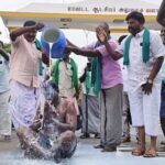 ஆவின் மூலம் பால் கொள்முதல் நிலையம் திறக்காததை கண்டித்து தலைவர் அய்யாக்கண்ணு தலைமையில் விவசாயிகள் மாவட்ட ஆட்சியர் அலுவலகம் முன்பு பாலை ஊற்றி போராட்டம்.