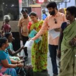 தீபாவளி பண்டிகையை பொதுமக்கள் பாதுகாப்புடன் கொண்டாடும் வகையில் திருச்சியில் சமூகநல அமைப்புகள் சார்பில் விழிப்புணர்வு துண்டறிக்கைகள்  வழங்கினர்:-