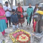 கல்லறை திருநாளை முன்னிட்டு இறந்த உறவினர்களின் கல்லறையில் பிராத்தனை செய்த கிறிஸ்தவர்கள்:-