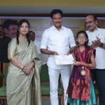 தேசிய நூலக வார விழாவை முன்னிட்டு திருச்சியில் நடந்த பல்வேறு போட்டிகளில் வெற்றி பெற்ற மாணவ மாணவிகளுக்கு அமைச்சர் முனைவர் அன்பில் மகேஷ் சான்றிதழ் வழங்கி பாராட்டு தெரிவித்தார்:-.