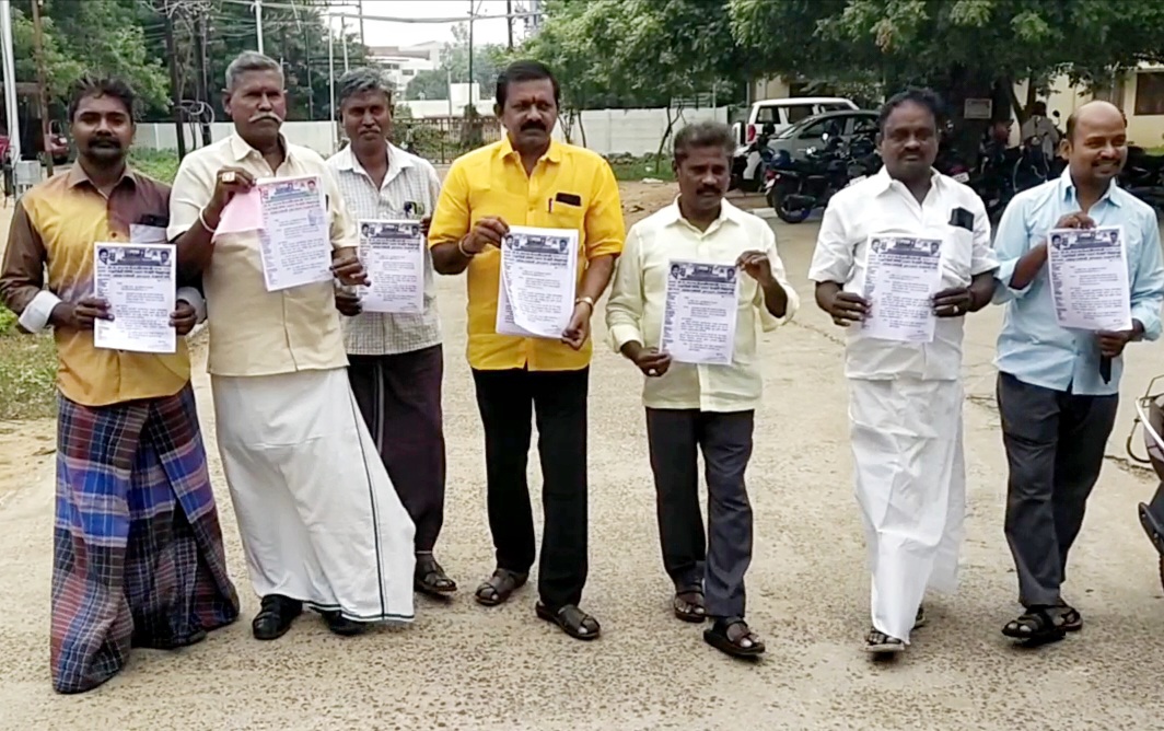 திருச்சி பஞ்சப்பூர் மார்க்கெட்டில்  காந்தி மார்க்கெட் சிறு, மொத்த வியாபாரிகளுக்கு கடை ஒதுக்க வேண்டும் தலைவர் கமலக்கண்ணன் தலைமையில் கலெக்டரிடம் வியாபாரிகள் மனு:-