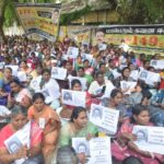 திமுகவின் தேர்தல் வாக்குறுதி  177ஐ நிறைவேற்ற கோரி திருச்சி கலெக்டர் அலுவலகம் அருகே 2013 ஆசிரியர் தகுதித் தேர்வில் தேர்ச்சி பெற்றோர் நலச்சங்கத்தினர் போராட்டம்:-