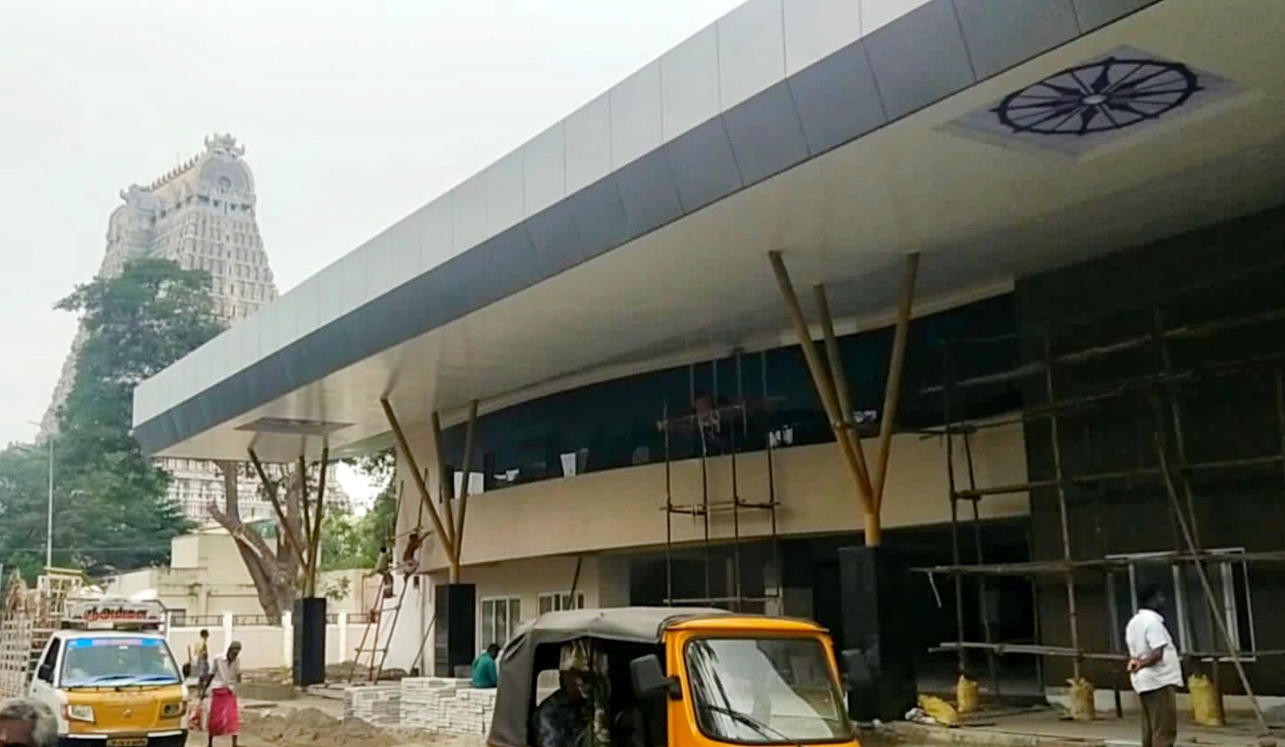 ஸ்ரீரங்கம் புதிய  பேருந்து நிலையமா – வணிக வளாகமா ?  திறப்பதற்கு எதிர்ப்பு தெரிவித்து சமூக ஆர்வலர்கள் போர்க்கொடி:-