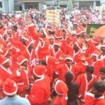 கிறிஸ்மஸ் விழாவை முன்னிட்டு இயேசுவின் அன்பை  வெளிப்படுத்தும் விதமாக திருச்சியில் கிறிஸ்மஸ் தாத்தா வேடமணிந்து 1000-க்கும் மேற்பட்ட கிறிஸ்தவர்கள் ஆடி பாடி பேரணியாக சென்றனர்