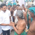 திருச்சியில் நூதன முறையில் தர்ணா போராட்டம் நடத்திய விவசாயிகள் – பேச்சு வார்த்தை நடத்திய அமைச்சர் அன்பில் மகேஷ்:-