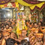 ஸ்ரீரங்கம் வைகுண்ட ஏகாதசி பெருவிழாவை முன்னிட்டு சிறப்பு அலங்காரத்தில் நம்பெருமாள் சொர்க்க வாசலை கடந்து சென்றார் – லட்சக்கணக்கான பக்தர்கள் தரிசனம்:-