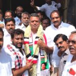 திருச்சி கிழக்கு தொகுதி அதிமுக வேட்பாளர் ராஜசேகரன் அவர்களுக்கு  “வேல்” வழங்கிய அமமுக பகுதி செயலாளர் மீரான்:-