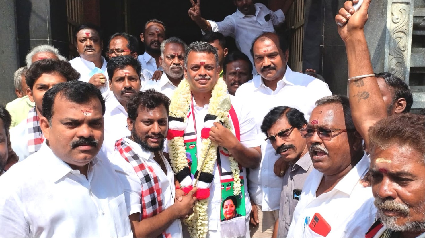 திருச்சி கிழக்கு தொகுதி அதிமுக வேட்பாளர் ராஜசேகரன் அவர்களுக்கு  “வேல்” வழங்கிய அமமுக பகுதி செயலாளர் மீரான்:-