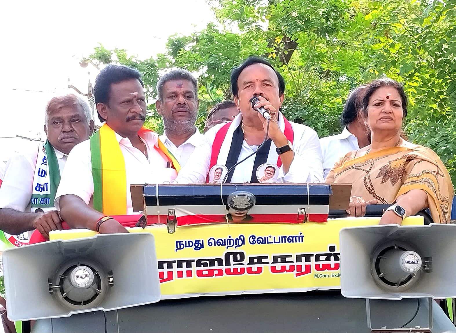 திருச்சி மேற்கு தொகுதி பொதுமக்களிடம் வாக்கு சேகரித்த அமமுக வேட்பாளர் ராஜசேகரன்:-