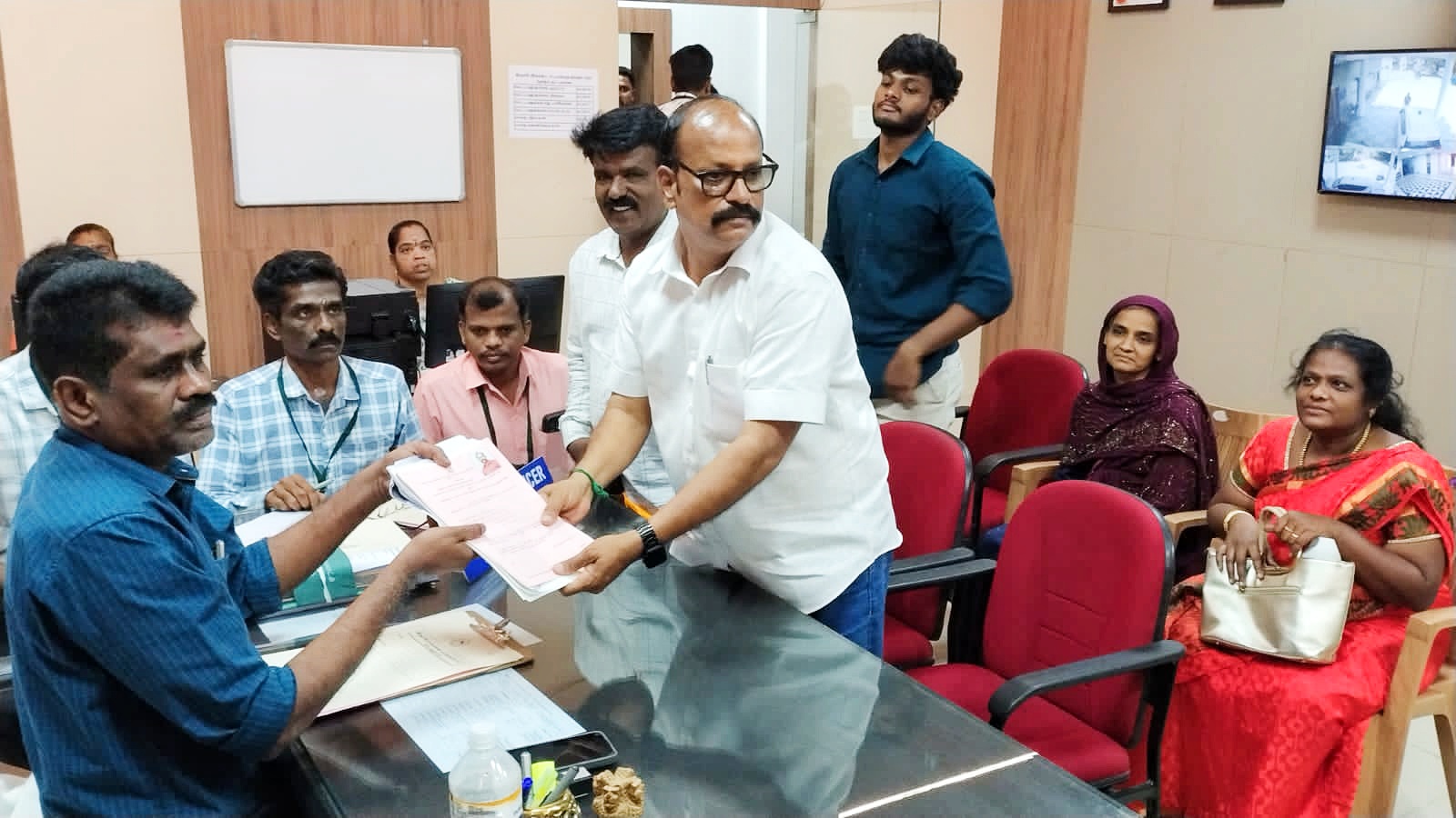 தவெக தலைவர் விஜயை எதிர்த்து திருச்சி கிழக்கு தொகுதியில் வேட்பாளராக பூர்வீக தமிழர் கட்சியின் நிறுவனர் பன்னீர்செல்வம் வேட்புமனு தாக்கல் செய்தார்:-