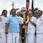எம்ஜிஆர் சிலைக்கு மாலை அணிவித்து மரியாதை செலுத்திய அதிமுக திருச்சி புறநகர் தெற்கு மாவட்ட செயலாளர் மனோகரன்:-