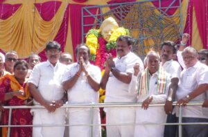 சுதந்திர போராட்ட வீரர் வ.உ. சிதம்பரம் பிள்ளையின் 155-வது பிறந்த நாளை முன்னிட்டு அவரது திருவுருவ சிலைக்கு காங்கிரஸ் மாவட்ட தலைவர் ரெக்ஸ் தலைமையில் மாலை அணிவித்து மரியாதை செலுத்தினர்:-