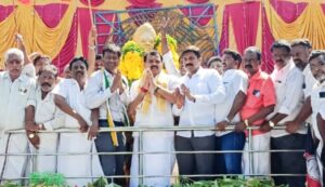 வ.உ.சிதம்பர பிள்ளையின் 155-வது பிறந்த நாளை முன்னிட்டு அவரது திருவுருவ சிலைக்கு அதிமுக மாவட்ட செயலாளர் கார்த்திகேயன் தலைமையில் மாலை அணிவித்து மரியாதை செலுத்தினர்:-