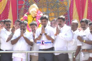 கப்பலோட்டிய தமிழன் வ.உ.சிதம்பர பிள்ளையின் 155-வது பிறந்த நாளை முன்னிட்டு அவரது திருவுருவ சிலைக்கு தவெக சார்பில் அமைச்சர், து.சபாநாயகர், எம்எல்ஏக்கள், முன்னாள் து.மேயர் ஆகியோர் மாலை அணிவித்து மரியாதை செலுத்தினர்:-