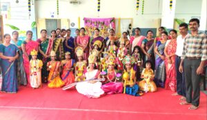 விஜயதசமி விழாவை முன்னிட்டு திருச்சி தனலெட்சுமி சீனிவாசன் மெட்ரிக் மேல்நிலைப் பள்ளியில் நடந்த வித்யாரம்பம் நிகழ்ச்சி:-